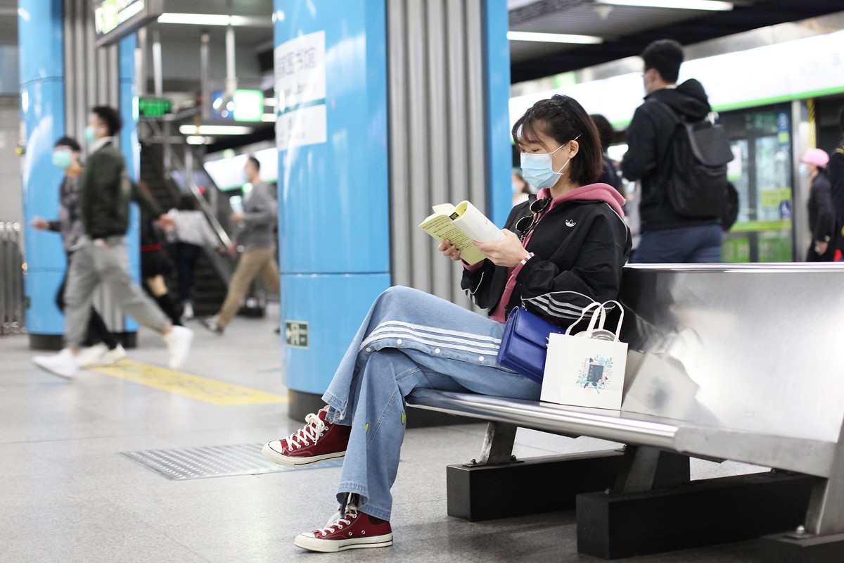 半年时间，她拍摄了100个在地铁上读书的人